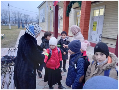 «На одежде светлячок – безопасный огонёк»..